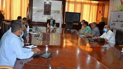 حملات لرفع السيارات المتهالكة بشوارع الأقصر 