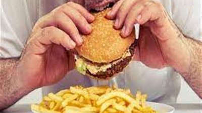 طبيبة تحذر من خطورة استمرار تناول الوجبات السريعة يوميًا (فيديو)