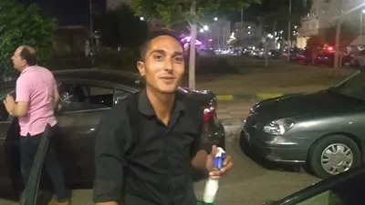 حكاية شاب رفض البطالة وعمل بغسيل السيارات: بشتغل دليفري (فيديو وصور)