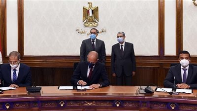 رئيس الوزراء يلتقي مسئولي 