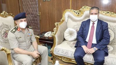 محافظ المنوفية يستقبل مدير جمعية المحاربين القدماء لتكريم أسر الشهداء