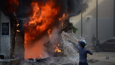 بالصور.. رجال الحماية المدنية يسيطرون على حريق محل بالدقي