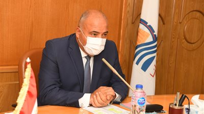 محافظ قنا يناقش آليات تنفيذ إنشاء مصنع متطور للألبان 