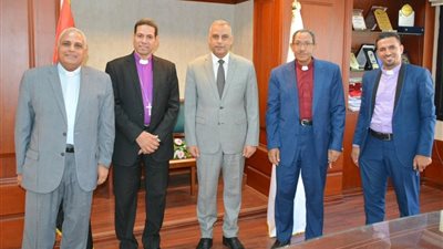 محافظ سوهاج يستقبل رئيس المجمع العام لكنائس نهضة القداسة
