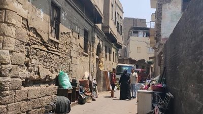 لخطورته الداهمة.. إخلاء عقار آيل للسقوط في باب الشعرية بالقاهرة (صور)