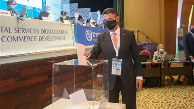 رئيس البريد المصري يدلي بصوته في انتخابات إتحاد البريد العالمي بأبيدجان