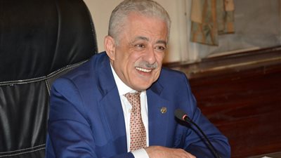 والدة أحد أوائل الثانوية مشيدة بوزير التعليم: 