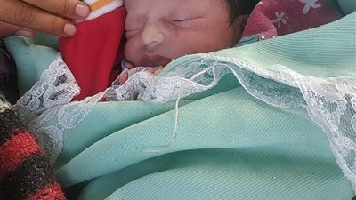 العثور على طفلة حديثة الولادة ملقاه على طريق قرية طبهار بالفيوم