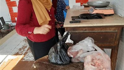 ضبط لحوم مذبوحة خارج السلخانة وإعدام مواد غذائية فاسدة بالسادات (صور)