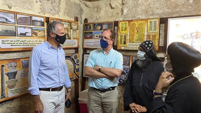 سفير أمريكا يزور معبد سيتي الأول والديرين الأبيض والأحمر بسوهاج (صور)