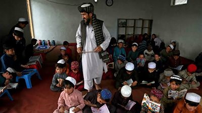 بعد هروب المعلمين ووقف 700 مدرسة.. مصير 10 ملايين طالب أفغاني في قبضة المجهول