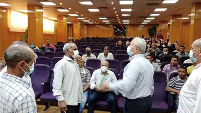 الأقصر تواصل تطعيم العاملين بالإدارات ضد كورونا 