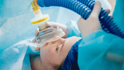 طبيب يكشف حقيقة وجود أضرار من التخدير بالبنج بعد التطعيم ضد كورونا (فيديو)