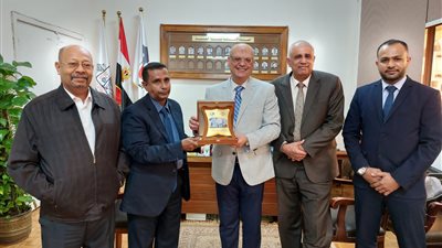 وفد من جامعة حضرموت اليمنية يزور كلية التجارة بعين شمس (صور)