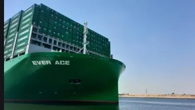 رئيس هيئة قناة السويس يفجر مفاجأة عن رسوم عبور أكبر سفينة في العالم (فيديو)