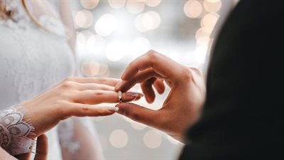 خبيرة إتيكيت: على الفتاة أن تأخذ رأي خطيبها في ملابسها (فيديو)