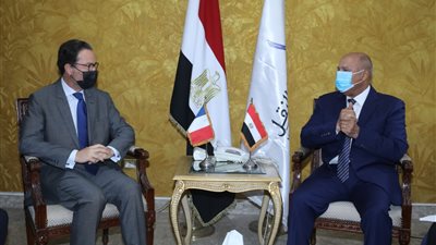 قبل انتهاء عمله في مصر.. وزير النقل يستقبل السفير الفرنسي لبحث التعاون 