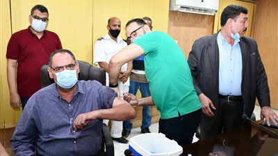 محافظ الفيوم يتابع تطعيم العاملين بالديوان العام ضد 
