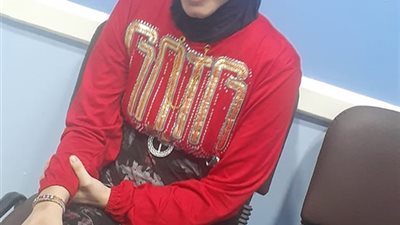 محافظ قنا يكرم فاطمة وهبي من ذوي الهمم لحفظها القرآن الكريم 