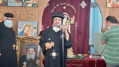 النائب البابوي يصلي صلاة الثالث للمتنيح الأنبا بطرس