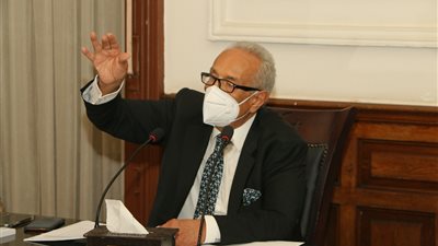 رئيس الوفد يستمع لمقترح مشروع قانون الرياضة الجديد 