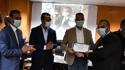 محافظ الفيوم يُكرم العاملين بمستشفى التأمين الصحي (صور)