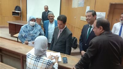القائم بأعمال رئيس جامعة بنها يتفقد سير الامتحانات بهندسة شبرا 