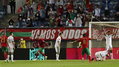 قائد مانشستر يونايتد يوجه رسالة خاصة إلى رونالدو