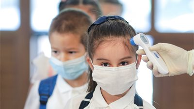 طبيبة تكشف أعراض إصابة الأطفال بكورونا وكيفية التعامل معها 