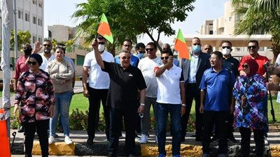 وزير الرياضة ومحافظ البحر الأحمر يطلقان إشارة ماراثون الدرجات (صور)