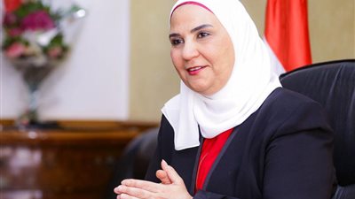 وزيرة التضامن: الرئيس يُفكر في ملابس وأحذية جامعي القمامة والباعة الجائلين (فيديو)