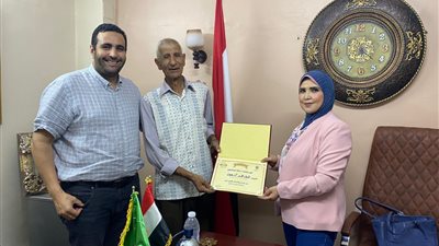 أكبر طالب حاصل على الثانوية يلتحق بكلية الحقوق.. وبرلمانية تتكفل بمصاريفه