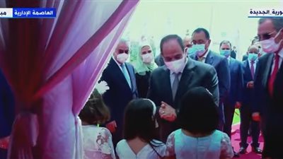 شاهد.. 3 فتيات يستوقفن السيسي أثناء تفقده القافلة الإنسانية