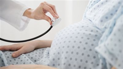 أستاذ نساء وتوليد يوضح تأثير إصابة الحامل بكورونا على الجنين (فيديو)