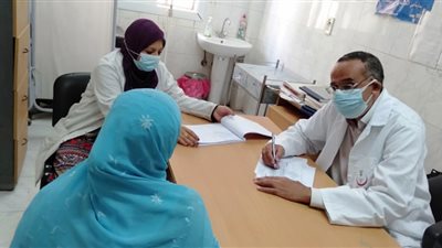 قافلة طبية للكشف على 825 مريضا بقرية عرابة أبوعزيز بسوهاج
