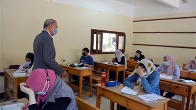 طلاب الثانوية يؤدون اليوم امتحان الجبر والهندسة الفراغية بالدور الثاني