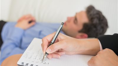 استشاري: البعض يرى فكرة الذهاب للطبيب النفسي عيب (فيديو)