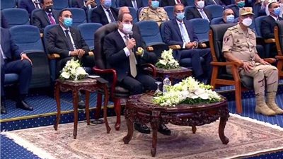 السيسي: ما تنساش نفسك وتأكل وتبقى قد كده.. الشغلانة ما تستحملش الكلام ده