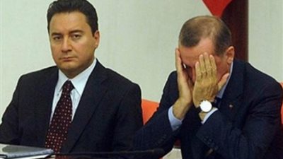 علي باباجان منتقدا أردوغان: تركيا وصلت إلى مفترق طرق