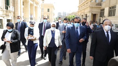 وزيرا الصحة والتعليم العالي يتفقدان نقاط التطعيم بلقاح كورونا بجامعة القاهرة