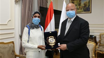 محافظ القاهرة يكرم 