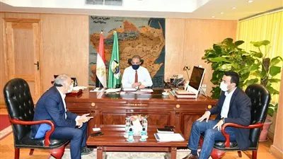 محافظ الفيوم يناقش معوقات تنفيذ مشروعات مبادرة 