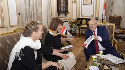 رئيس جامعة القاهرة يستقبل وفد المجلس الثقافي البريطاني بمصر