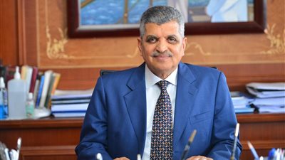 ربيع: انتظام حركة الملاحة بالقناة بعد التعامل باحترافية مع السفينة الجائحة