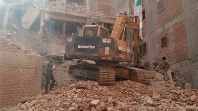 الخطوات النهائية لإزالة عمارة مائلة بالمنصورة (صور)