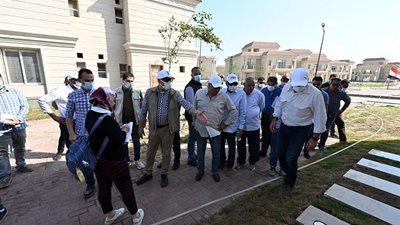 وزير الإسكان يتجول بالمشروعات المختلفة الجارى تنفيذها بمدينة المنصورة الجديدة 
