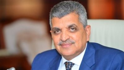 أسامة ربيع يكشف تفاصيل جنوح سفينة تجارية بقناة السويس