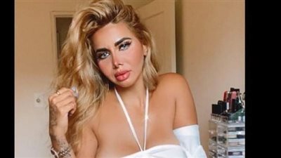 عارضة أزياء شهيرة تطل على جمهورها شبه عارية وتثير الجدل برقصها