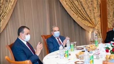 وزير الإنتاج الحربي يكرّم العميد السابق للأكاديمية المصرية للهندسة