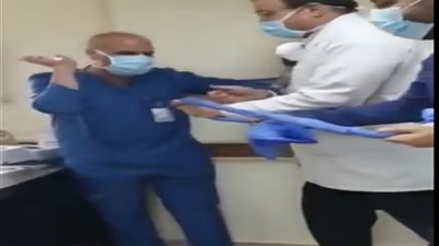 الممرض صاحب واقعة الاهانة باكياً: أفكر في الانتحار (فيديو)